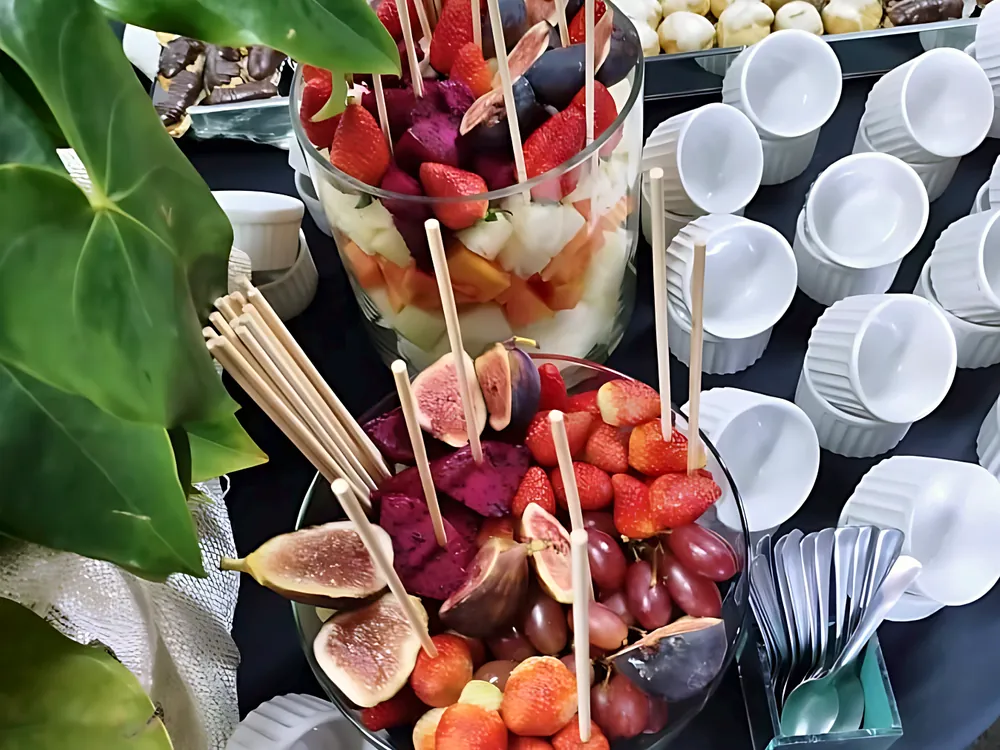 Frutas e doces em bandejas para entrega
