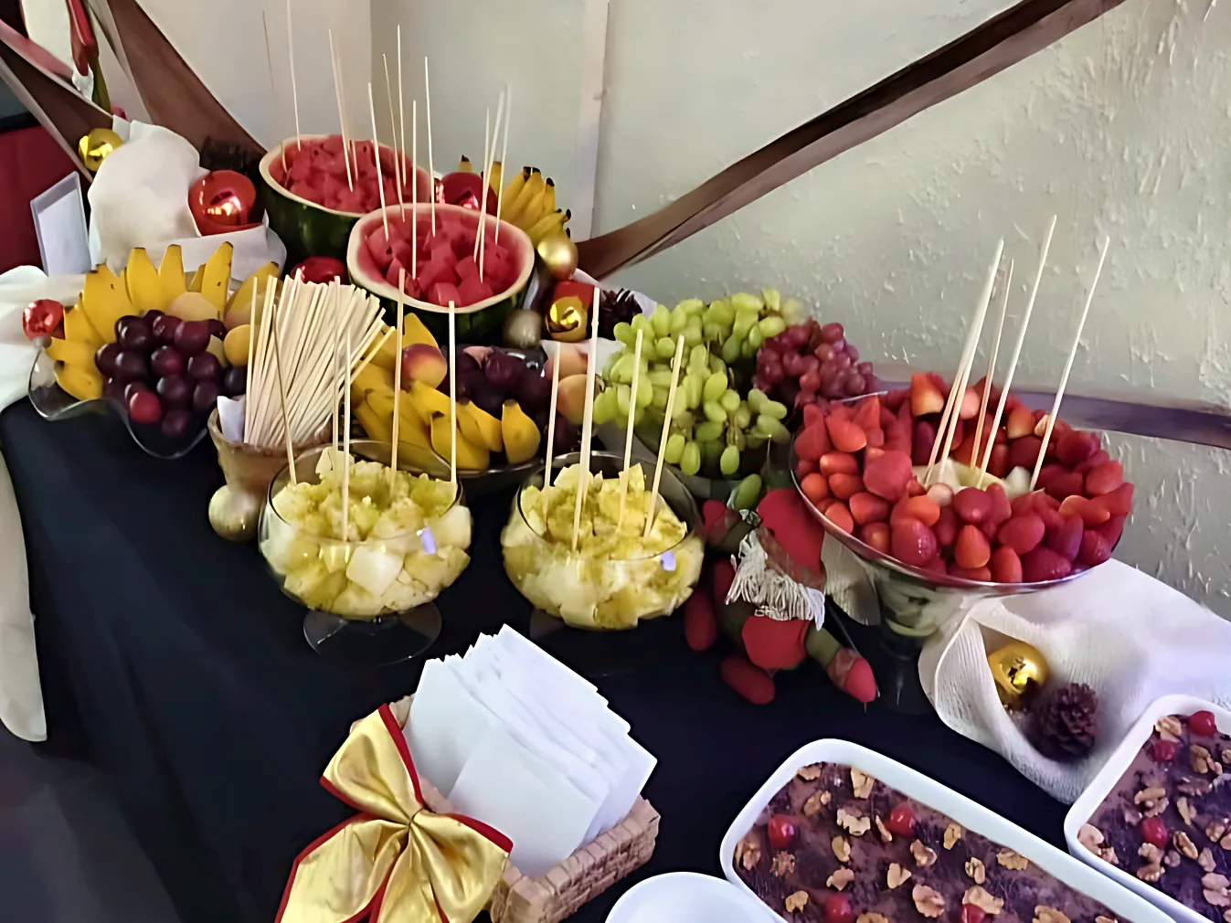 Mesa de frutas montada para confraternização de fim de ano