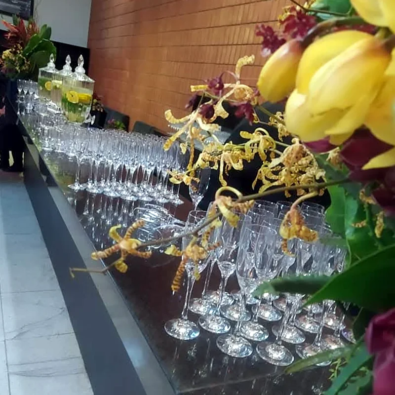 Bar de taças com arranjo de orquídeas