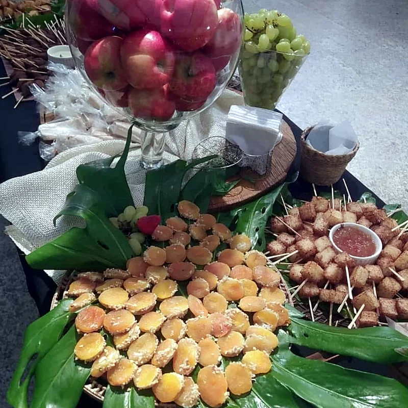 Canapés servidos sobre folhas