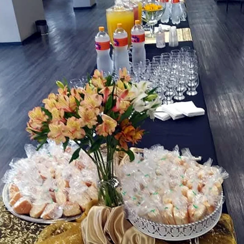 Coffee break montado em salão corporativo