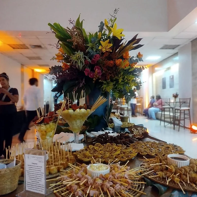 Coquetel com arranjo floral no saguão de empresa