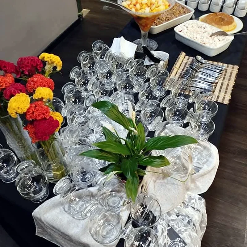 Estação de bebidas com flores e taças