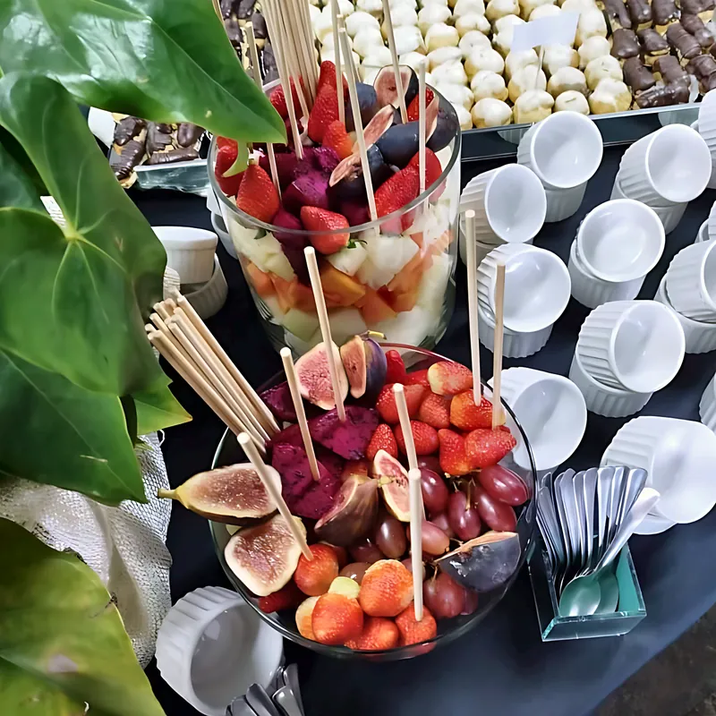 Frutas e carolinas na mesa de coffee break
