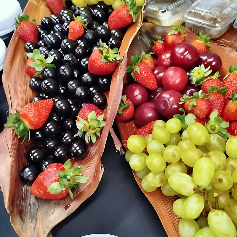 Frutas da estação servidas em folha de palmeira