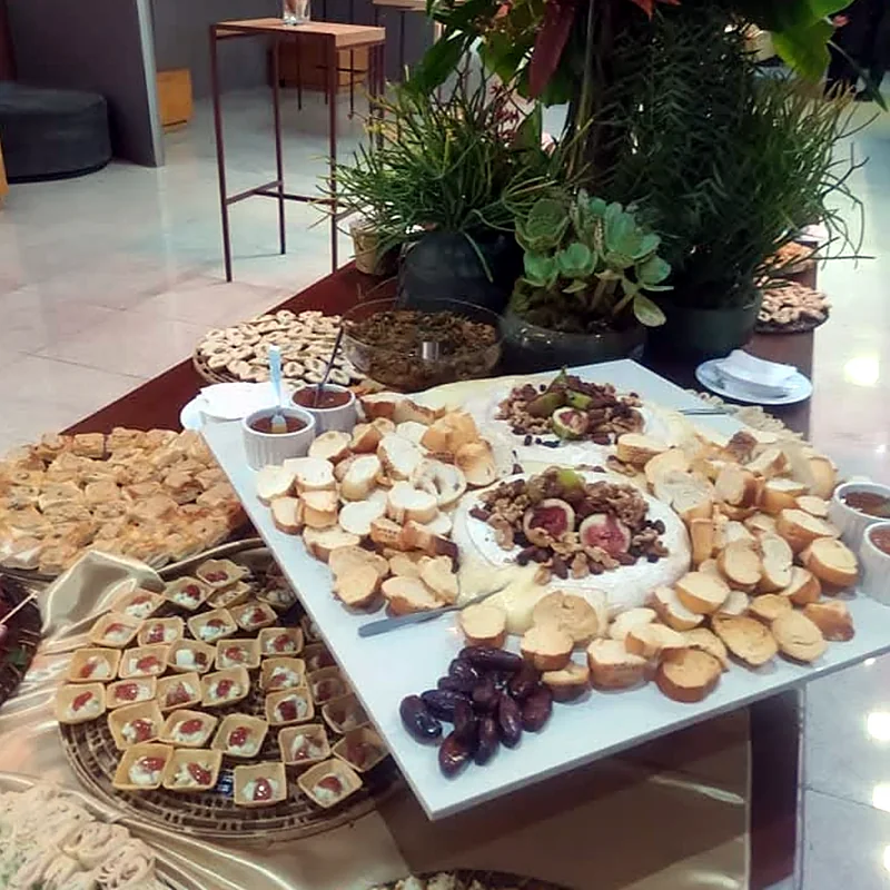 Mesa de frios, pães e canapés