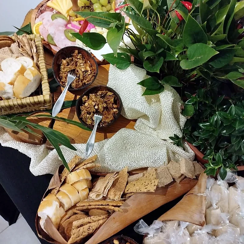 Mesa de pães, castanhas e torradas