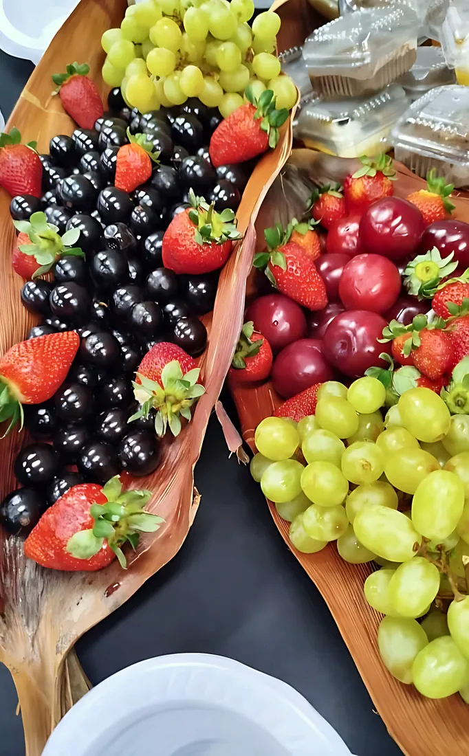 Frutas da estação servidas em folha de palmeira